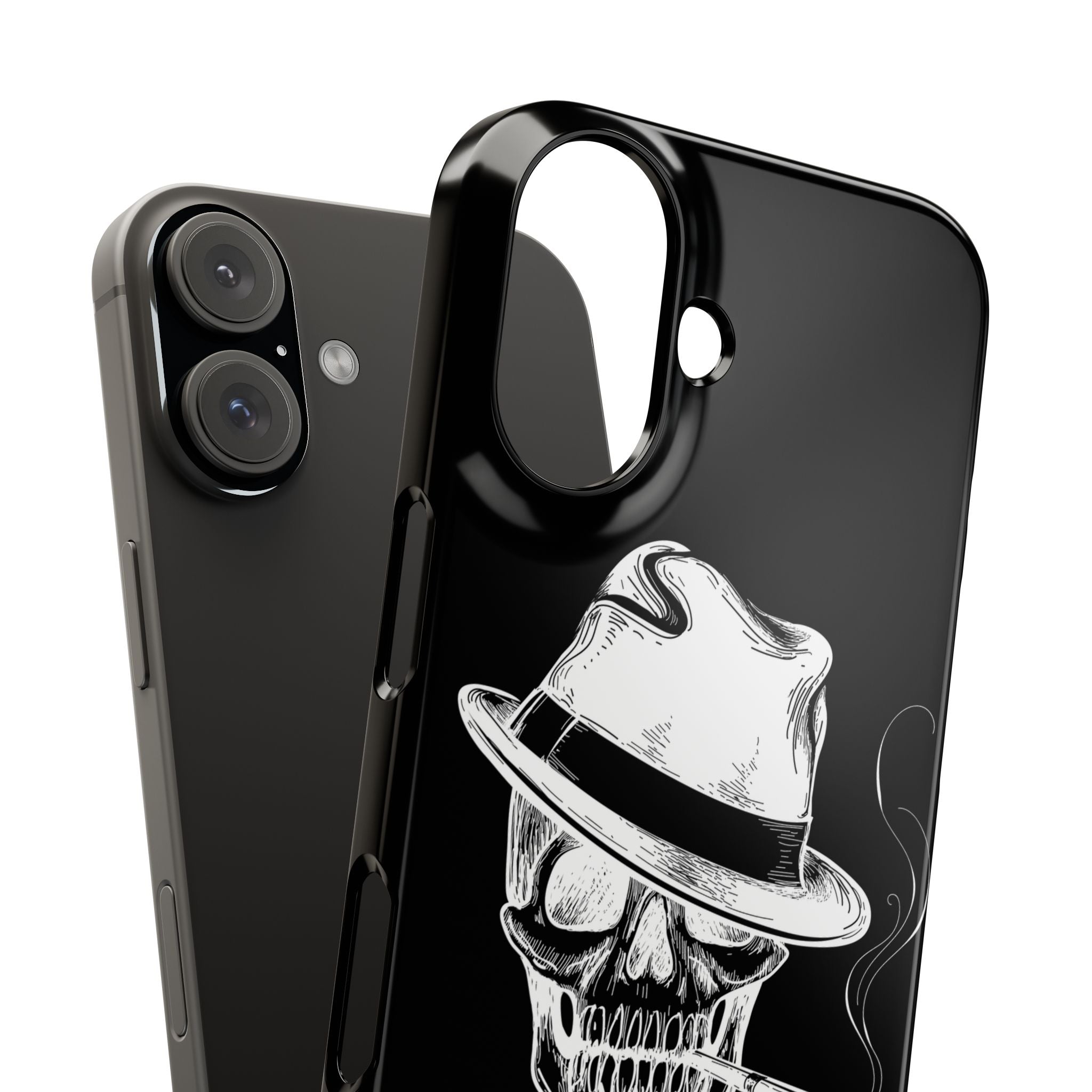 Glänzende schwarze iPhone Handyhülle mit einem Totenkopf der einen hut auf hat und eine Zigarette raucht, darunter befindet sich eine Aufschrift mit Pisdez in Kyrillischer Schrift. Die Hülle wird gerade abgezogen