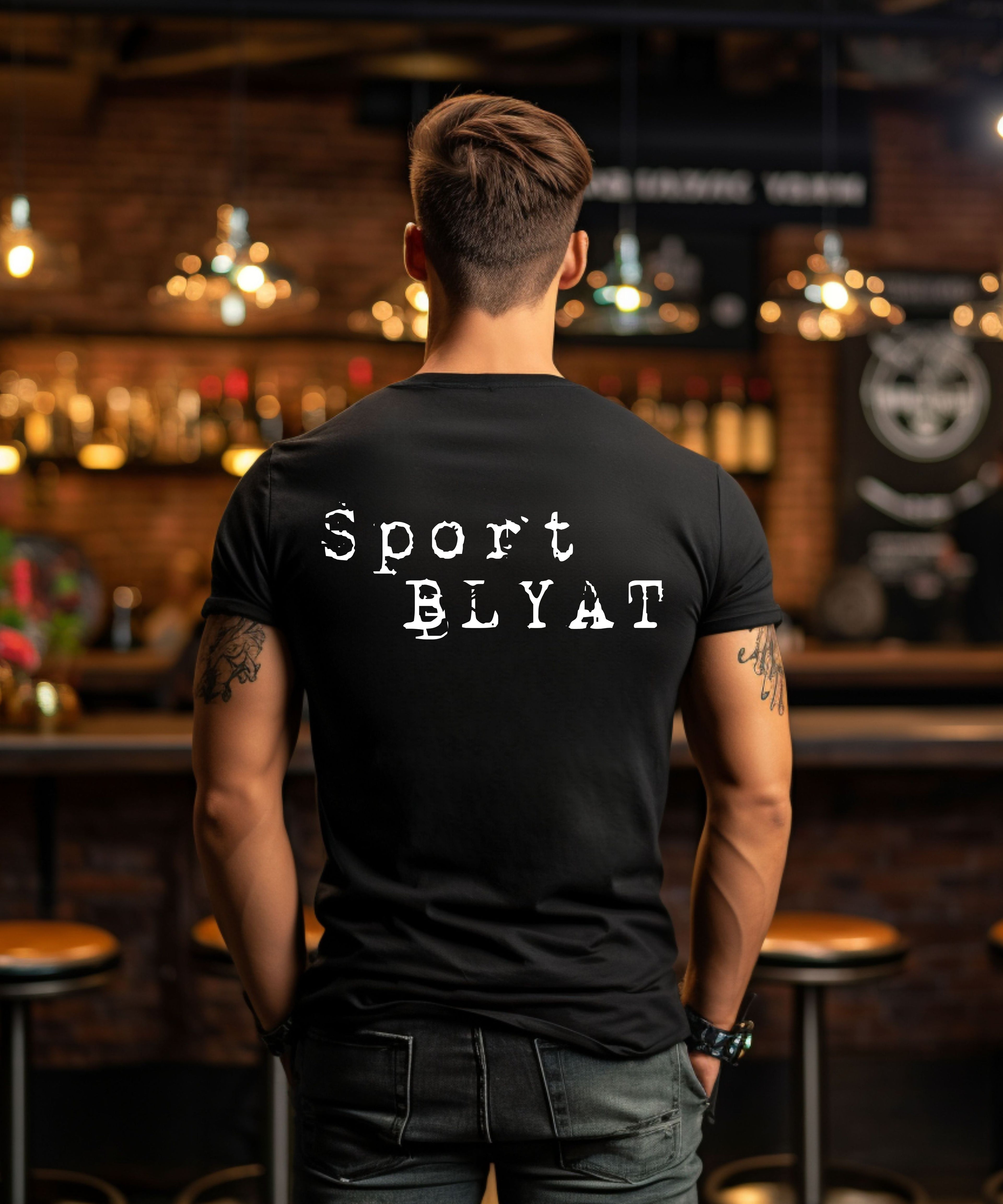 Mann trägt t-shirt mit Aufdruck Sport Blyat Aufdruck ist hinten