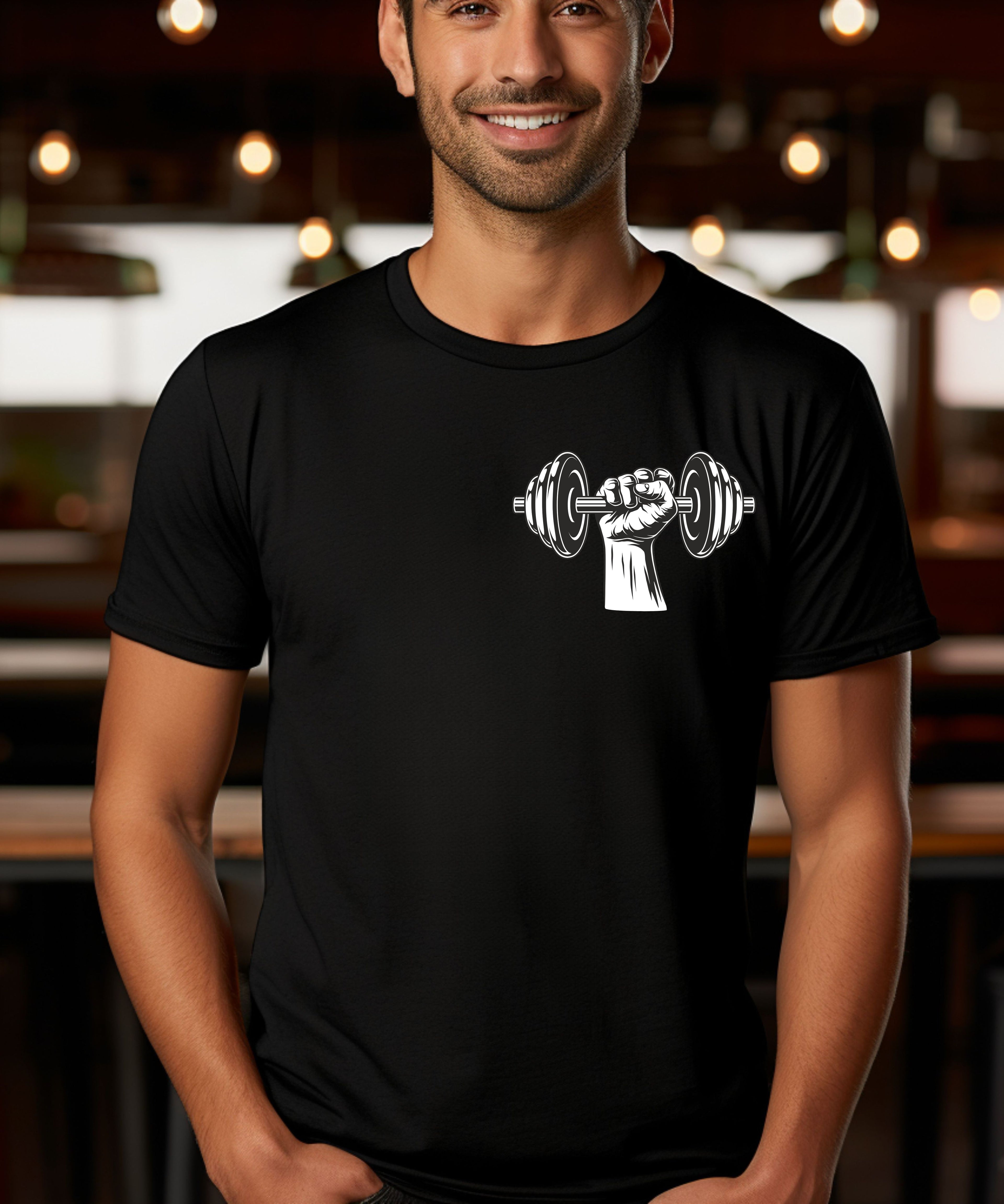 Mann Trägt schwarzes Zareno t-shirt mit dem Aufdruck einer Hand die eine Hantel trägt