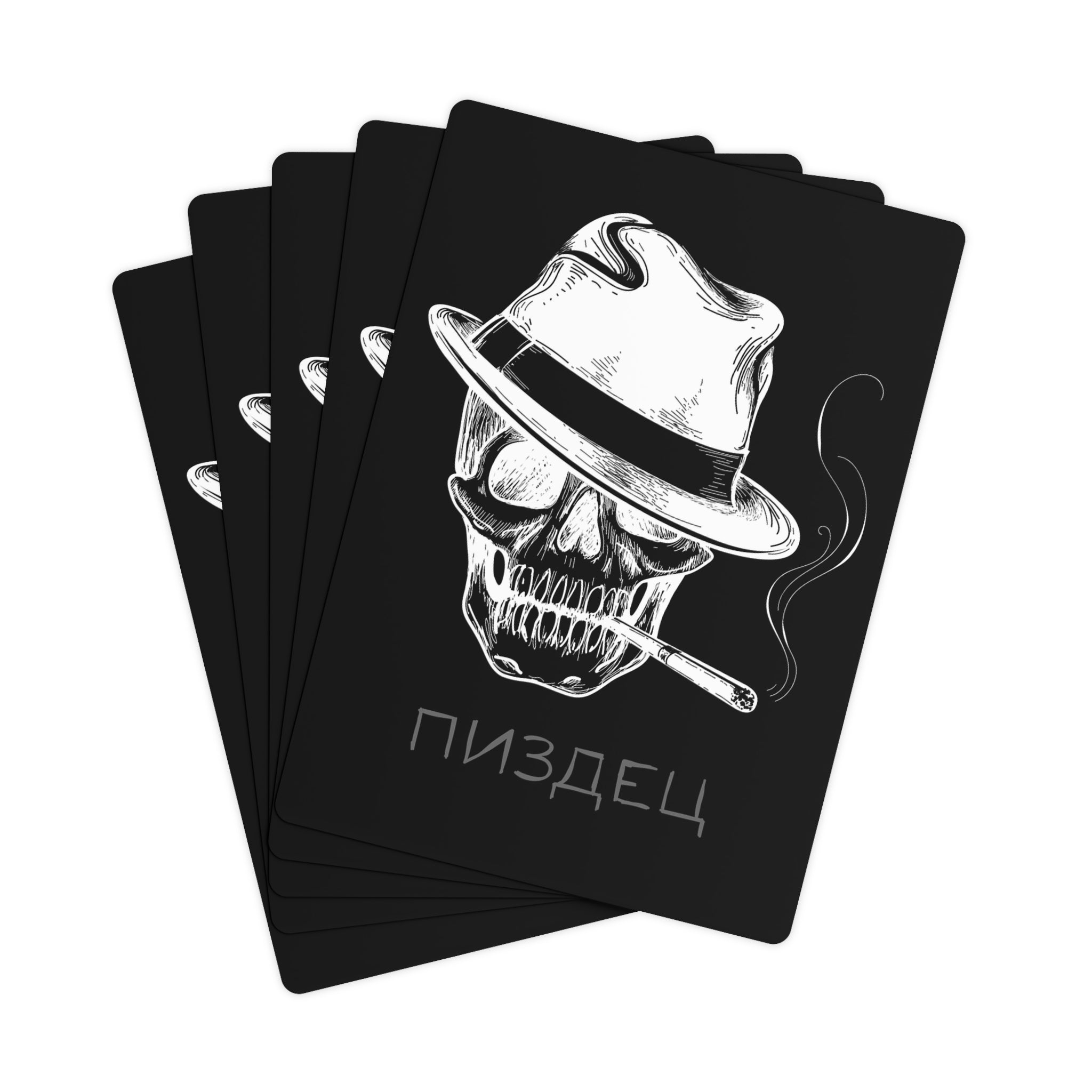  5 Karte, die Rückseite abgebildet mit einen totenkopf der eine Zigarette in dem Zähnen hat und einen hut trägt, darunter ist die Aufschrift in Kyrilisch Pisdez 