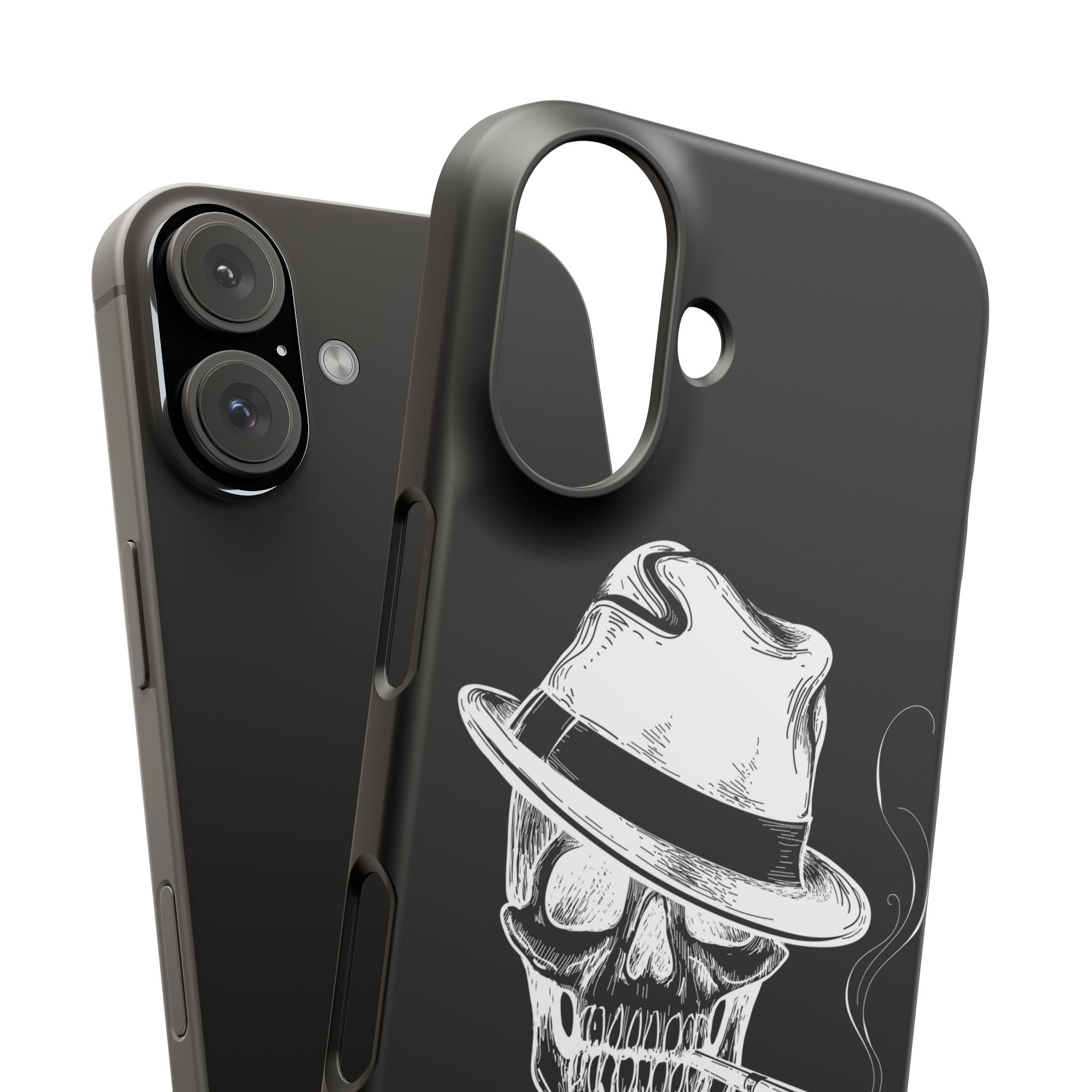 matte schwarze iPhone Handyhülle mit einem Totenkopf der einen hut auf hat und eine Zigarette raucht, darunter befindet sich eine Aufschrift mit Pisdez in Kyrillischer Schrift. Die Hülle wird neben dem Handy gezeigt.