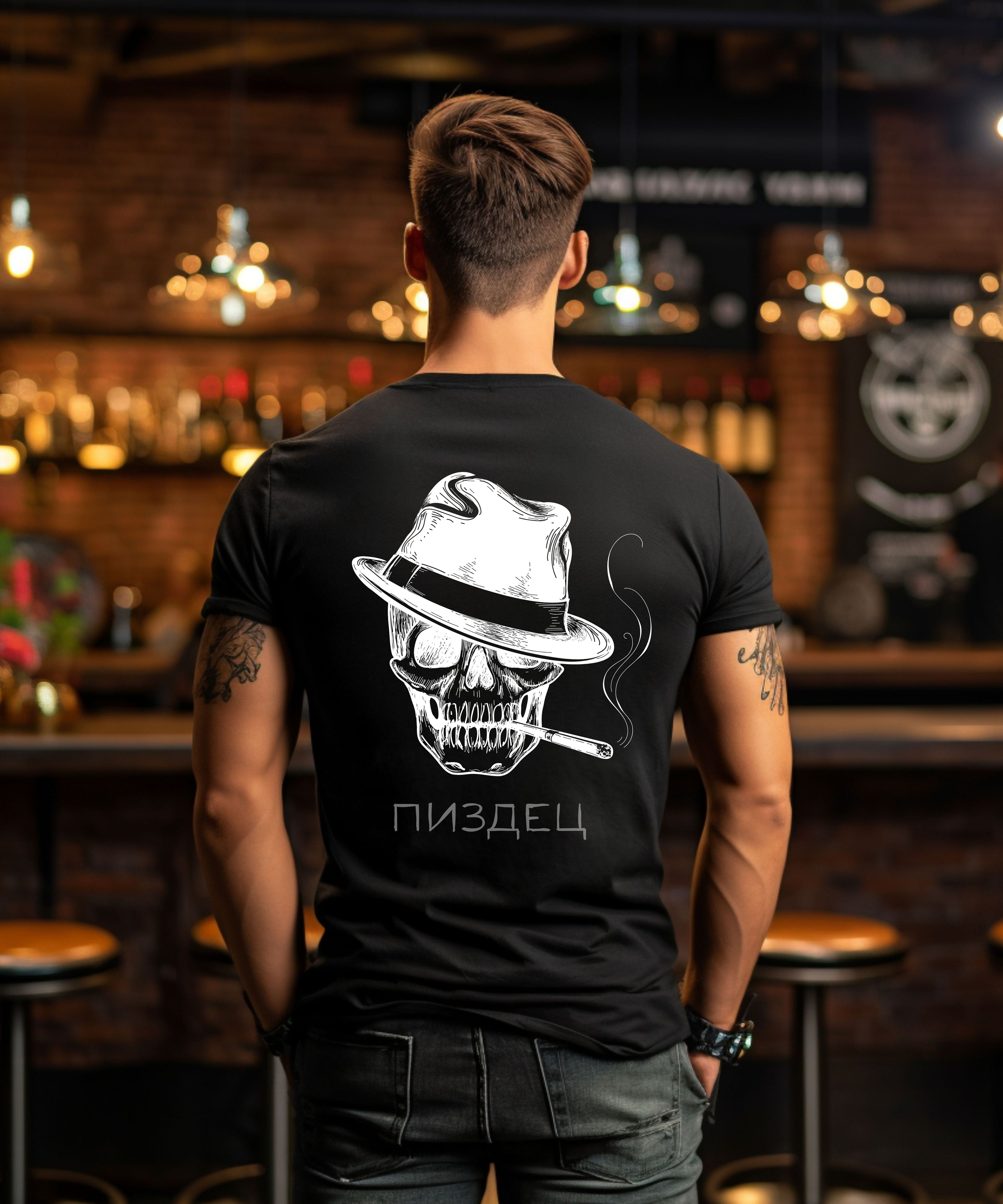 Mann trägt schwarzes Zareno T-Shirt mit dem Aufdruck Pisdez in Russischer Schrift mit einem Totenkopf der eine Zigarette raucht. 