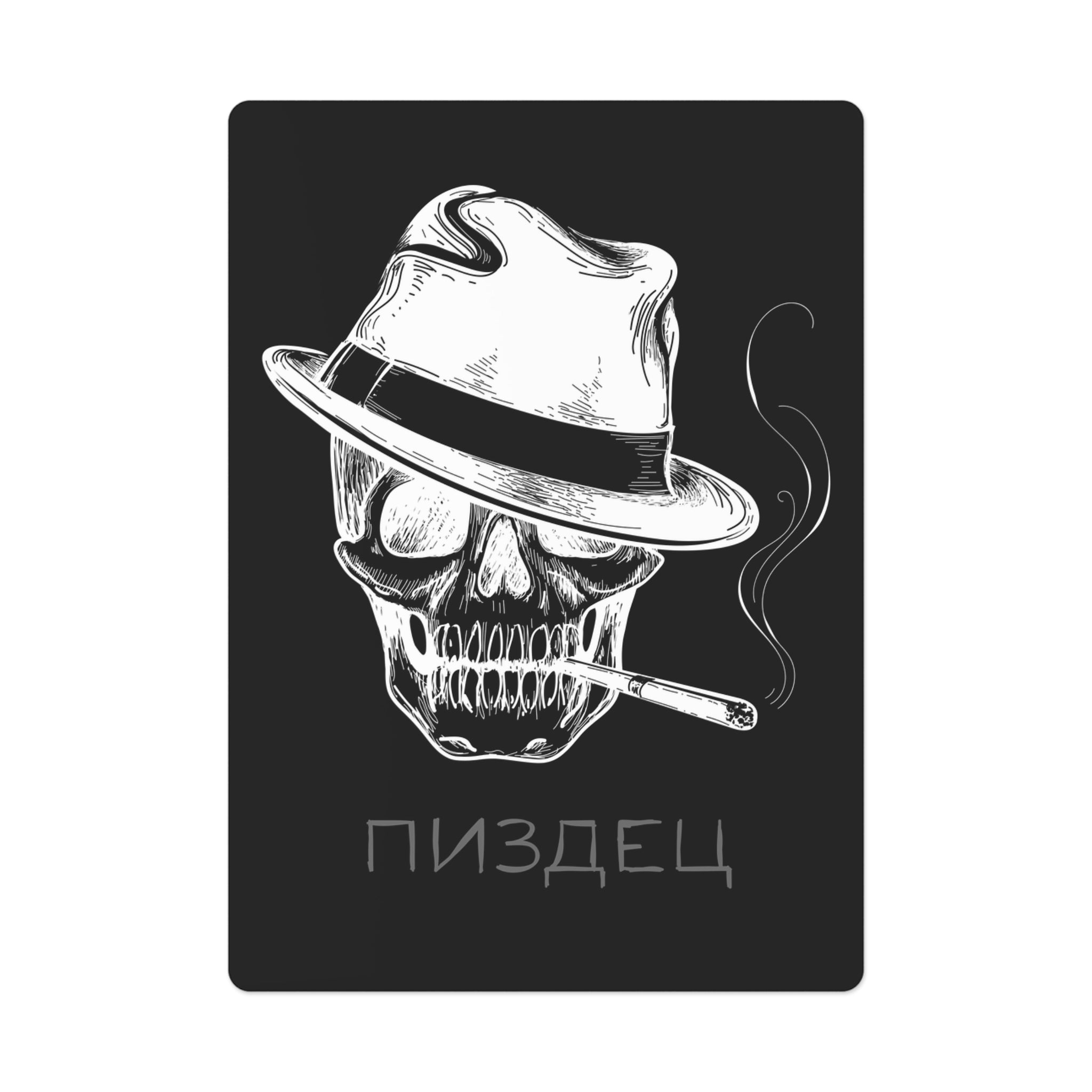 Zeigt eine einzelne Karte, die Rückseite abgebildet mit einen totenkopf der eine Zigarette in dem Zähnen hat und einen hut trägt, darunter ist die Aufschrift in Kyrilisch Pisdez 